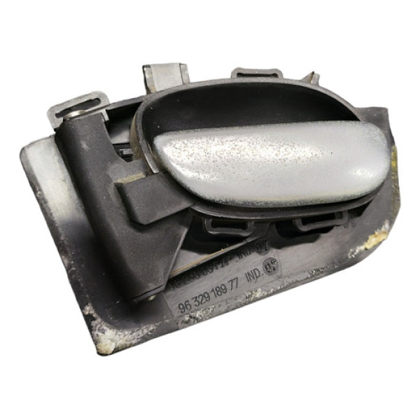 Maçaneta Interna Tras Esquerda Peugeot 206 207 2012 A 2015  Traseira